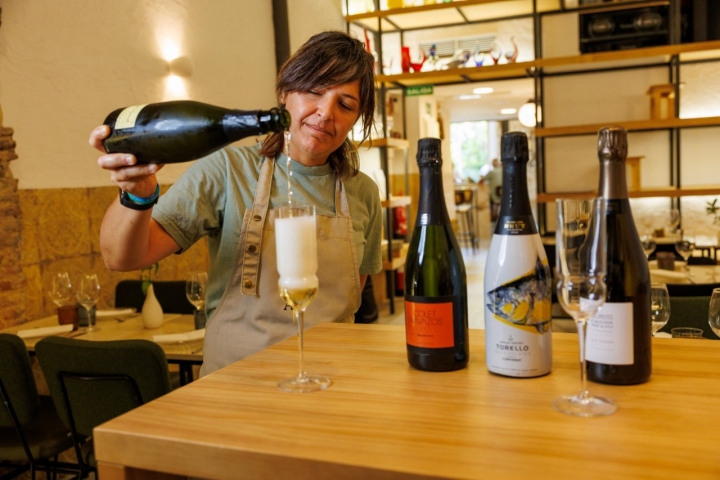 La bodega es uno de los grandes atractivos de ‘El Ángelus’, con vinos de todos los colores y cunas.