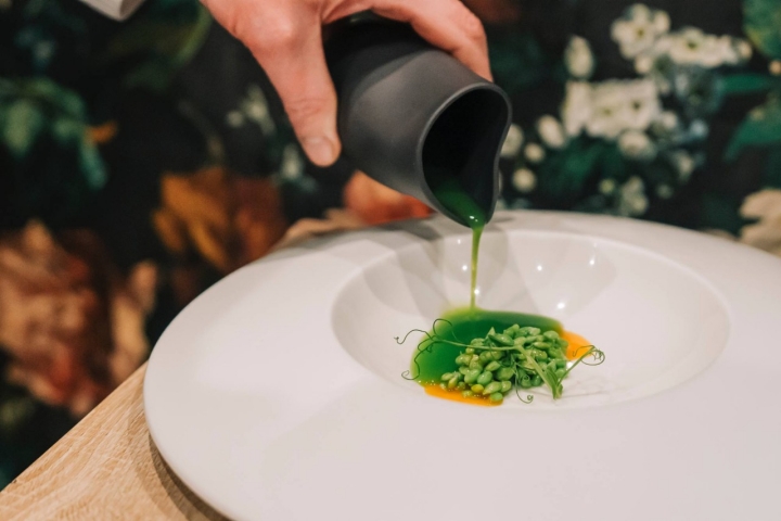 Guisante lágrima D.O. Euskadi con yema curada y el jugo de sus vainas.