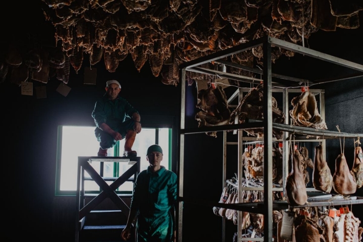 En 'Cárnicas Anzo' se despiezan cuarenta cerdos a la semana.