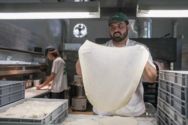 El pizzaiolo Adrià Pou i Bover, encargado de la excelencia de las masas.