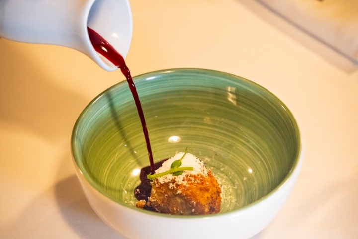 Foie almendrado con extracto de remolacha y queso de cabra.