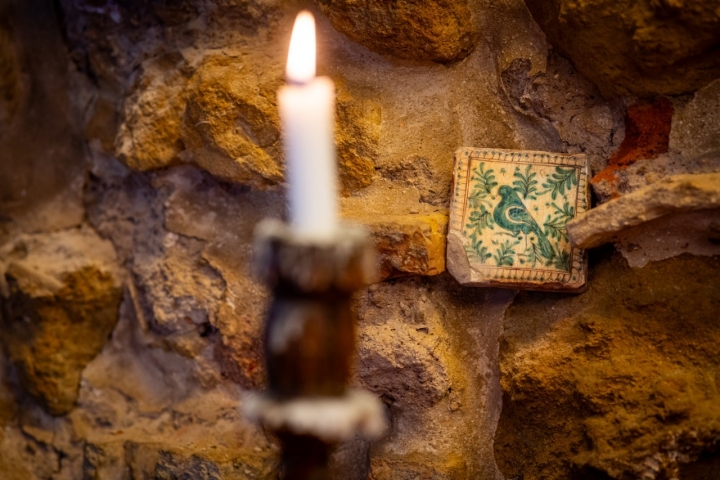 En la sala encontramos un trozo de la muralla antigua de la ciudad.