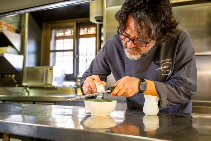 Con 27 años, Juan Luis decidió colgar los libros y meterse en la cocina.