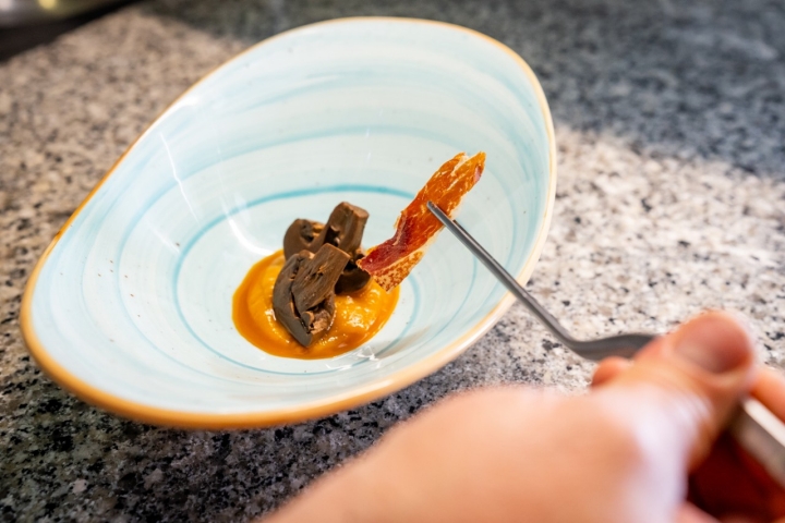 Champiñón osmotizado, base de calabaza, yema curada y crujiente de jamón.