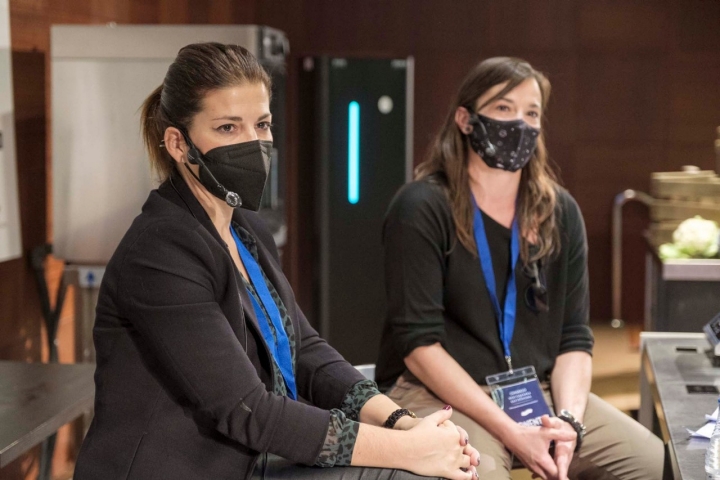 Eva Pizarro, sumiller de 'Fierro', junto a Cristina Prados de 'BonAmb'. Foto: Gastrónoma.