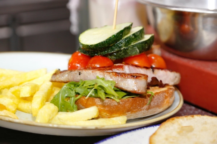 La hamburguesa 'Cádiz', sustituye la carne de ternera por atún.