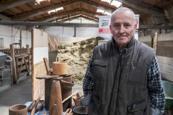 El pastor y quesero Andrés Etxeberría con sus herramientas antiguas.