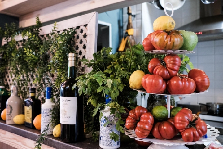 Tomates y limones en la barra del local.