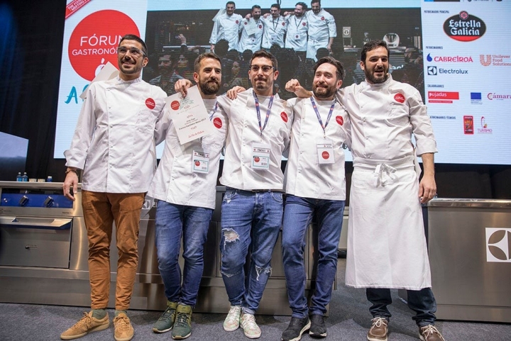 Los cinco candidatos, con Jorge Gago en el centro, en el Fórum Gastronómico A Coruña 2017.
