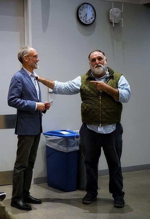 José Andrés en Harvard junto al escritor gastronómico Harold McGee
