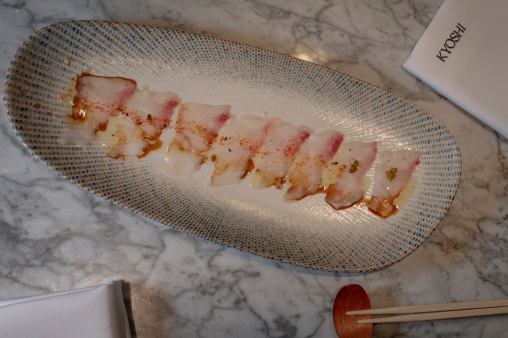 Usuzukuri de pez limón a la bilbaína con flor eléctrica.