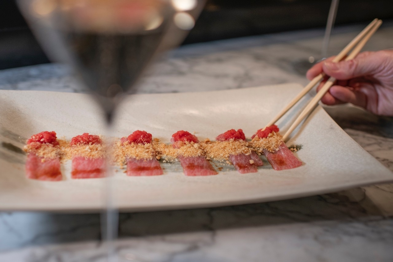 Usuzukuri de ventresca con pan tumaca.