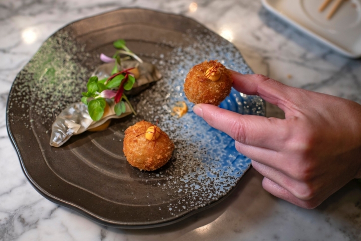 Gyozas huitlacoche y croqueta.