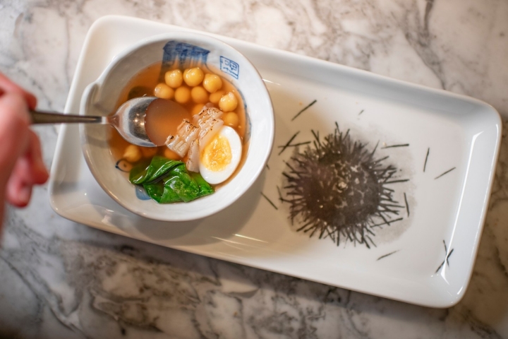 Potaje de vigilia con sashimi de calamar.