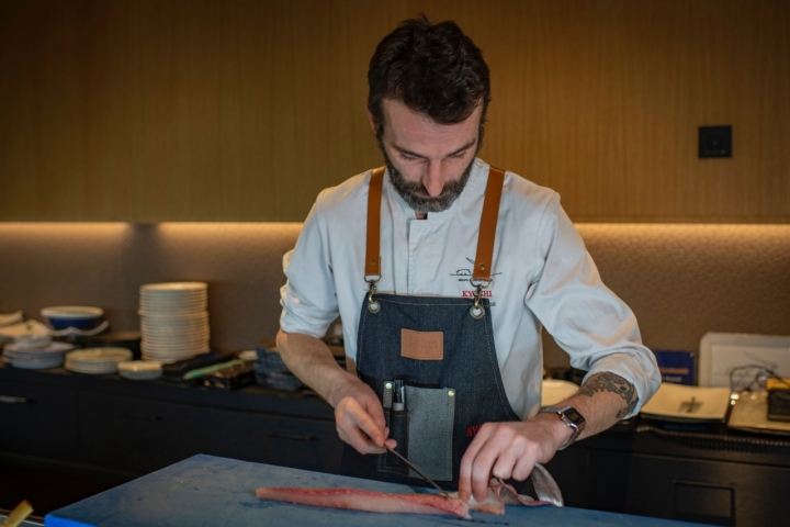 Preparando el sashimi de pez limón.