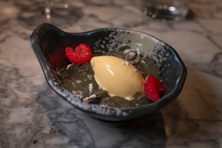 Gelatina de yuzu conc cremoso de chocolate blanco y frambuesa