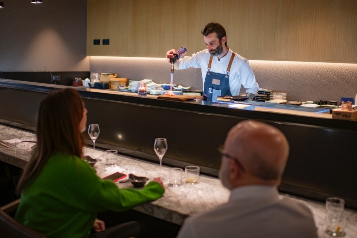 En la barra se pueden sentar hasta nueve comensales.