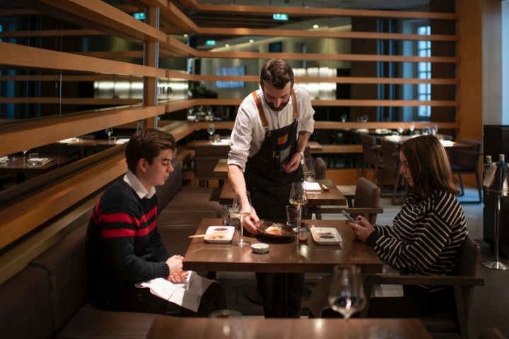 Además de la barra, es posible comer en mesas.