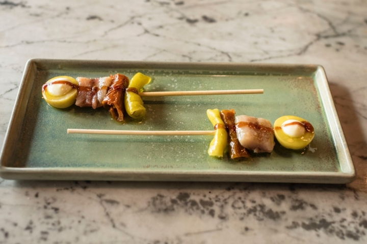 Gilda gordal con sardina ahumada, tomate, queso manchego.