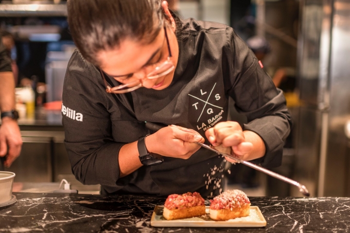 Mini brioche de steak con foie en escabeche rallado.