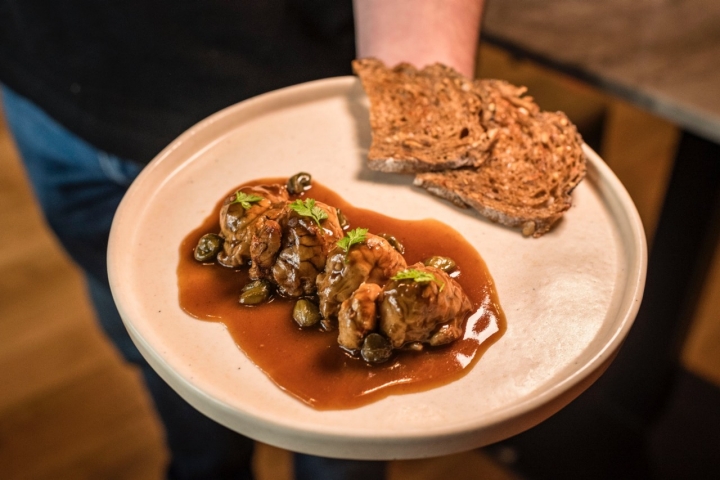 Sesos con mantequilla negra y alcaparra.