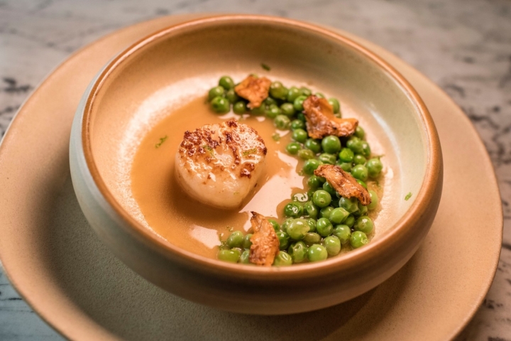 Guisantes del Maresme con vieira.