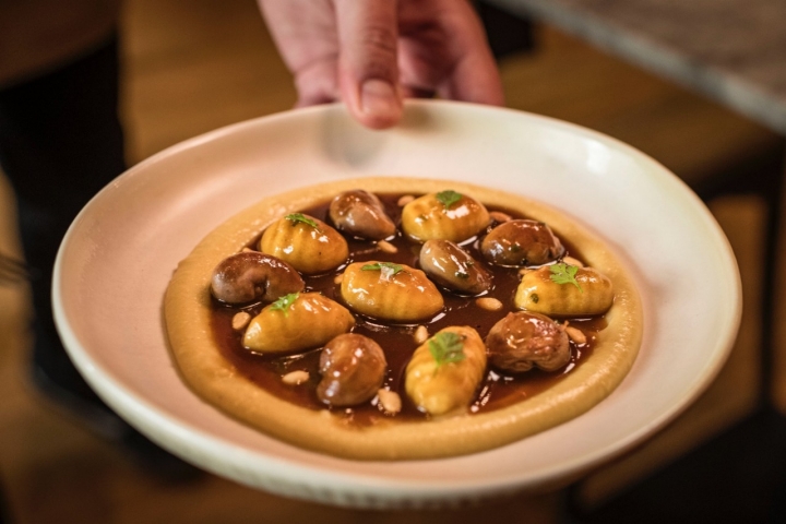 Riñones de conejo y ñoquis a la meunière con mantequilla de piñones.