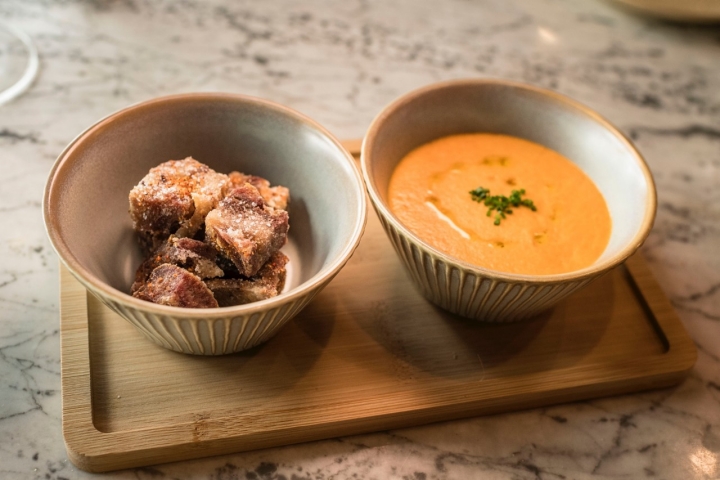 Morro frito con espuma de fabada.