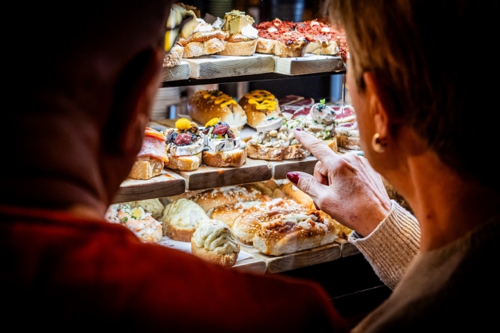 La barra de pinchos, siempre varida y bien nutrida.