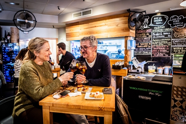 Las mesas altas son perfectas para un vermú y un pincho.