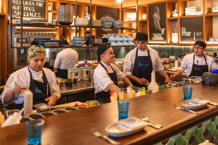 Además de las mesas, también es posible comer en la barra.