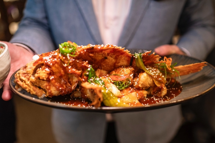 Pescado entero al estilo Nikkei.