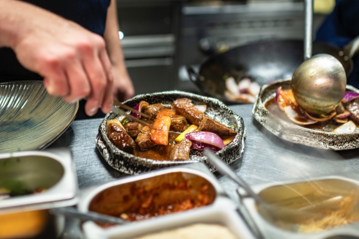 El lomo salteado, a punto de salir de cocina.