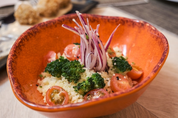 Cuscús con brócoli, cebolla y tomates cherry.