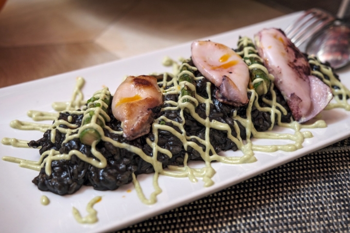 El arroz negro con chipirones, espárragos trigueros y alioli es uno de los platos con más tirón del restaurante.