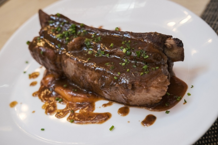 Costilla de ternera cocinada a baja temperatura.