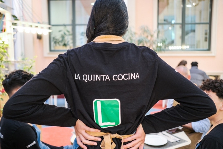 Los alumnos visten un uniforme con la icónica “L” del aprendizaje de coducción.