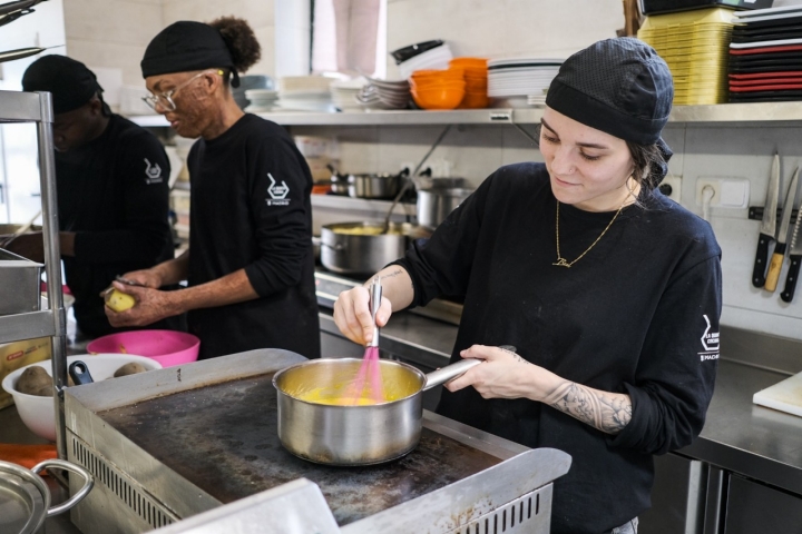 Los alumnos rotan para aprender las funciones en cocina y sala.