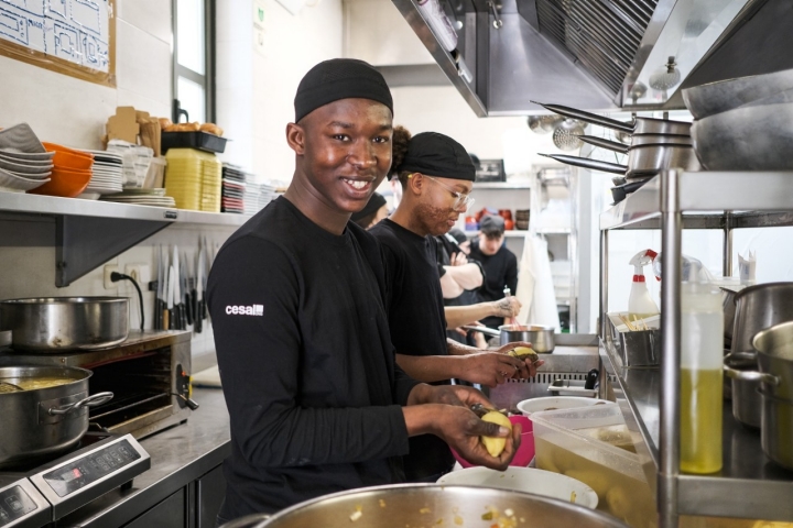 A pesar de tratarse de una formación, el ritmo es tan exigente como en cualquier restaurante incluso en lo más básico.