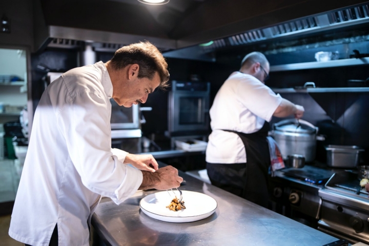 El chef Miguel Palma en la cocina de La Taberna de Mike Palmer (Málaga).