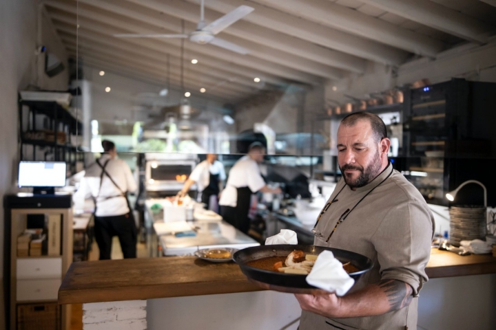 Paella de cuscús y langosta a la brasa en La Taberna de Mike Palmer (Málaga).