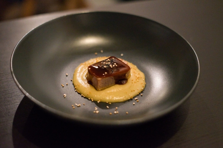Atún de Barbate glaseado con ponzu y miel de las Villuercas, bonito asado y aire de miel y leche de oveja.