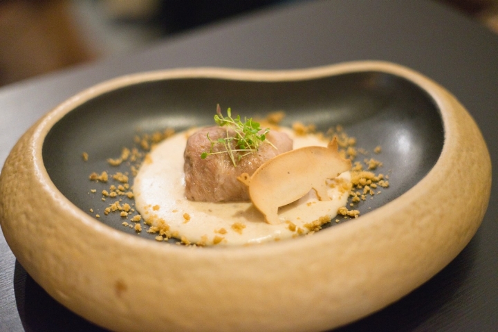 Ravioli de lomo ibérico relleno de jamón ibérico, setas, Torta del Casar con crema de boletus y trufa.