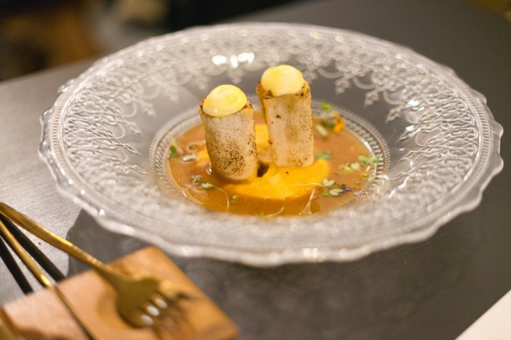 Piononos ibéricos rellenos de guiso de costilla ibérica, puré de patata ahumada y su salsa reducida.