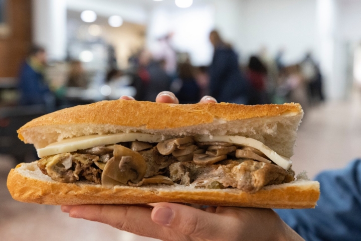 La elección de la mayoría es el bocadillo de lomo, queso y pimientos, un clásico.