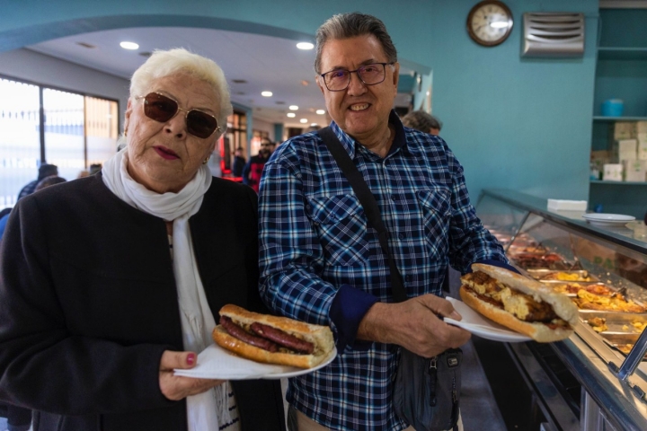 Dos clientes de La Mina muestran sus bocadillos