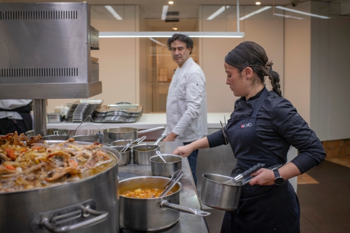 En la espaciosa cocina, alrededor de 12 personas preparan un menú redondo.