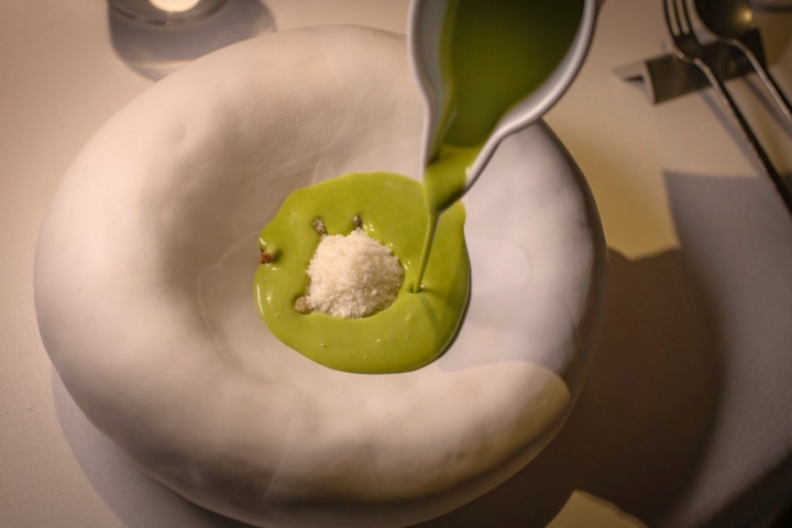 Ajo blanco con almendra, botarga y terminado con gazpachuelo de albahaca.