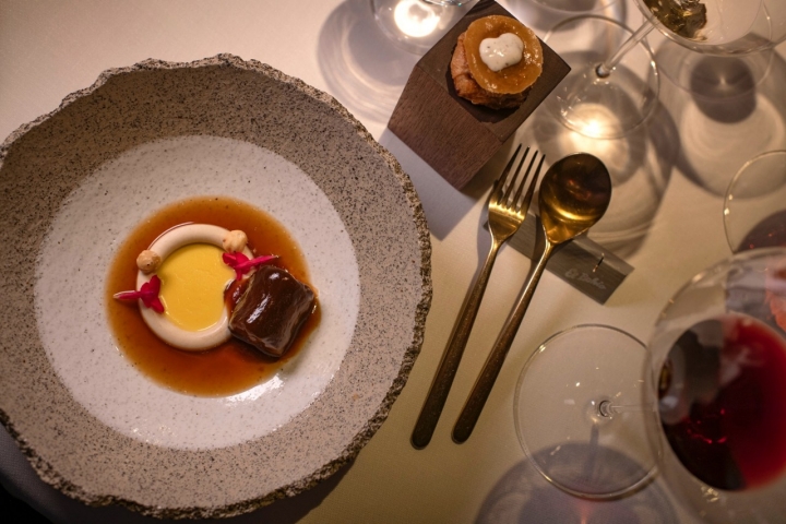 Royal de pato con crema de maíz, panceta, avellana y caldo de caza. 