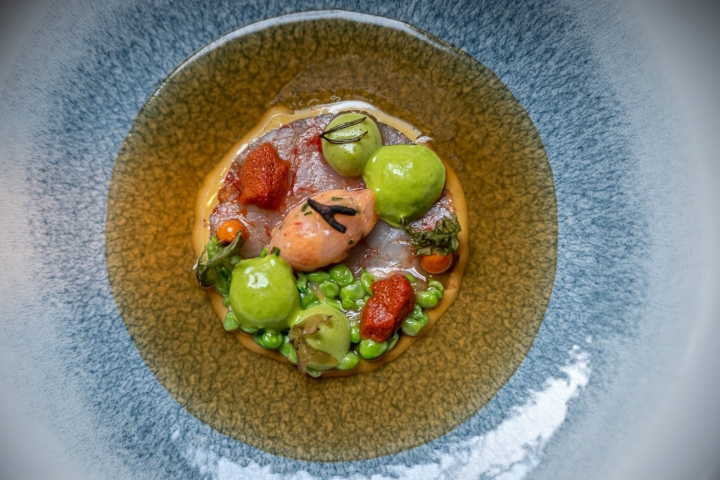 La ensalada templada de crustáceos con tartar y carpaccio de gamba de Palamós, guisantes lágrima de Llavaneres y erizo de mar.